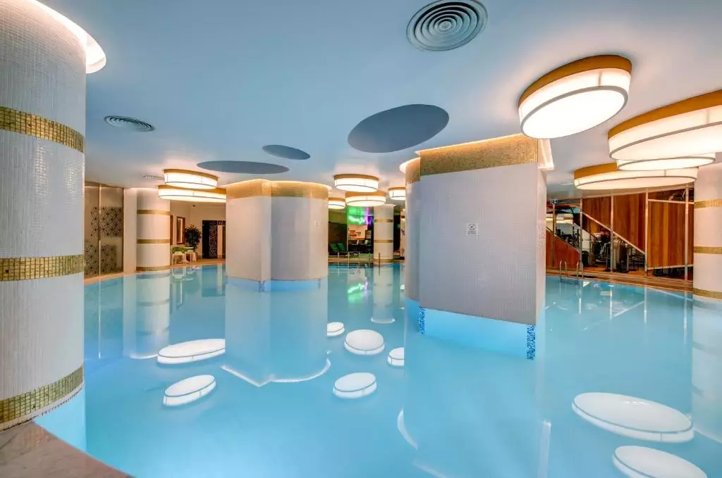 استخر THE ELYSIUM